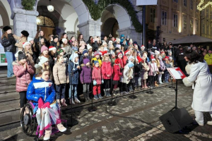 Nastop pevskega zbora pred Mestno hišo