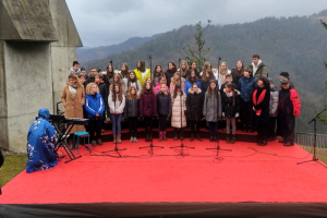 Pevski zbor na tradicionalni slovesnosti v spomin na dražgoško bitko